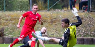 Keiner kann die Führung nutzen Thorsten Riggers schießt das 1:0