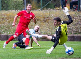 Keiner kann die Führung nutzen Thorsten Riggers schießt das 1:0