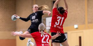Erneut ohne Punkte: TV Hauenstein verliert 20:26 gegen TG Osthofen Handballspiel der Frauen: Spielerinnen des TV Hauenstein im Zweikampf gegen die TG Osthofen