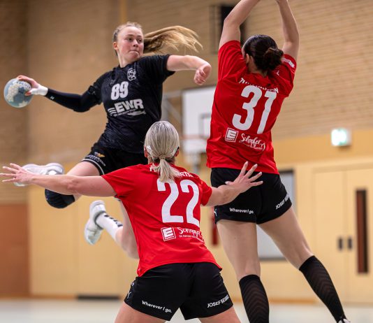 Erneut ohne Punkte: TV Hauenstein verliert 20:26 gegen TG Osthofen Handballspiel der Frauen: Spielerinnen des TV Hauenstein im Zweikampf gegen die TG Osthofen