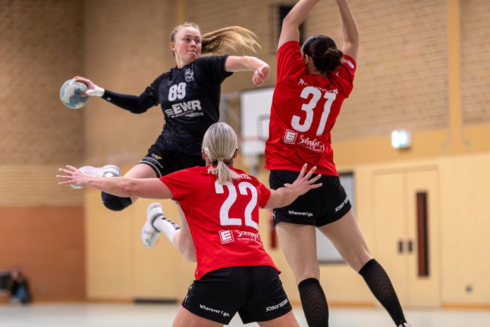 Handballspiel der Frauen: Spielerinnen des TV Hauenstein im Zweikampf gegen die TG Osthofen
