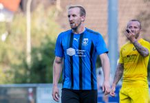 VTG treibt Personalplanung voran: Burkhard kommt als spielender Co-Trainer Fußballspieler Felix Burkhard im blau-schwarz gestreiften Trikot auf dem Spielfeld.