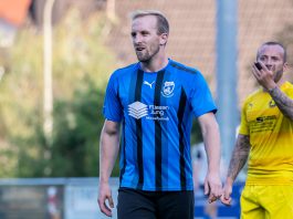 VTG treibt Personalplanung voran: Burkhard kommt als spielender Co-Trainer Fußballspieler Felix Burkhard im blau-schwarz gestreiften Trikot auf dem Spielfeld.