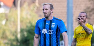 VTG treibt Personalplanung voran: Burkhard kommt als spielender Co-Trainer Fußballspieler Felix Burkhard im blau-schwarz gestreiften Trikot auf dem Spielfeld.
