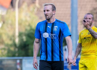 VTG treibt Personalplanung voran: Burkhard kommt als spielender Co-Trainer Fußballspieler Felix Burkhard im blau-schwarz gestreiften Trikot auf dem Spielfeld.