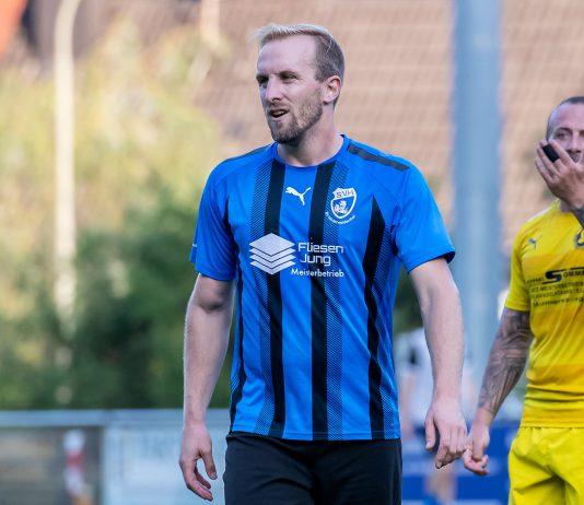 VTG treibt Personalplanung voran: Burkhard kommt als spielender Co-Trainer Fußballspieler Felix Burkhard im blau-schwarz gestreiften Trikot auf dem Spielfeld.
