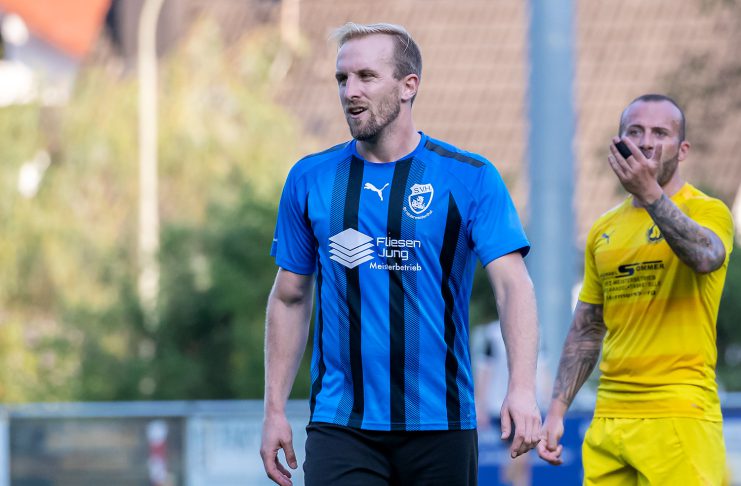 VTG treibt Personalplanung voran: Burkhard kommt als spielender Co-Trainer Fußballspieler Felix Burkhard im blau-schwarz gestreiften Trikot auf dem Spielfeld.