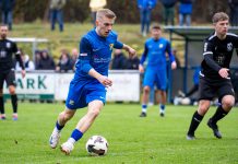 SG Rieschweiler verstärkt Offensive: Brödel kommt, Tüllner kehrt zurück Fußballspieler Dennis Brödel am Ball während eines Spiels der SG Rieschweiler.