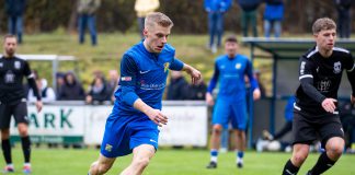 SG Rieschweiler verstärkt Offensive: Brödel kommt, Tüllner kehrt zurück Fußballspieler Dennis Brödel am Ball während eines Spiels der SG Rieschweiler.