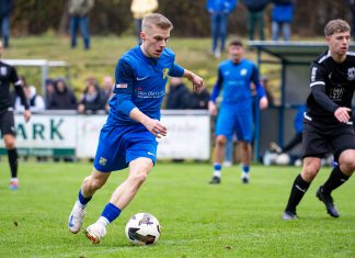 SG Rieschweiler verstärkt Offensive: Brödel kommt, Tüllner kehrt zurück Fußballspieler Dennis Brödel am Ball während eines Spiels der SG Rieschweiler.