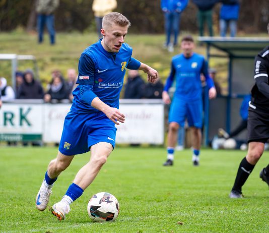SG Rieschweiler verstärkt Offensive: Brödel kommt, Tüllner kehrt zurück Fußballspieler Dennis Brödel am Ball während eines Spiels der SG Rieschweiler.