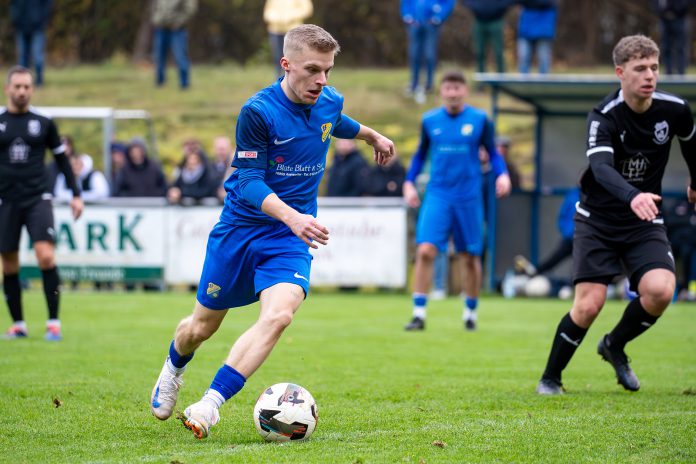 Fußballspieler Dennis Brödel am Ball während eines Spiels der SG Rieschweiler.
