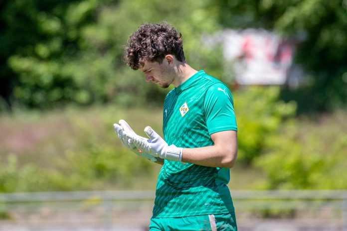 B22I0389 Fußballspieler Julian Sander im grünen Trikot auf dem Spielfeld