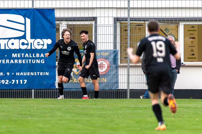 AU2I9849 Fußballer Cedric Gries jubelt nach seinem Führungstreffer auf dem Spielfeld